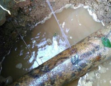 理塘楼顶渗水维修公司分享下地暖漏水的原因及检测方法。